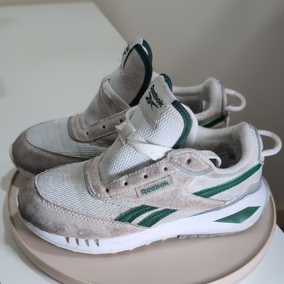 🎉Host Pick🎊 Reebok Kids Athletic Shoe- White and Green - Picture 3 of 10
